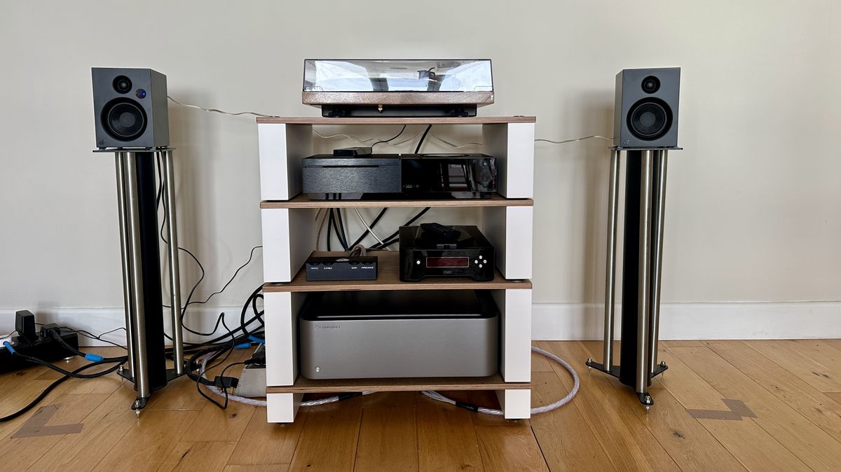 Gadhouse Duke & Roy review: a turntable and powered speakers combo that sounds like warm milk… and not in a good way