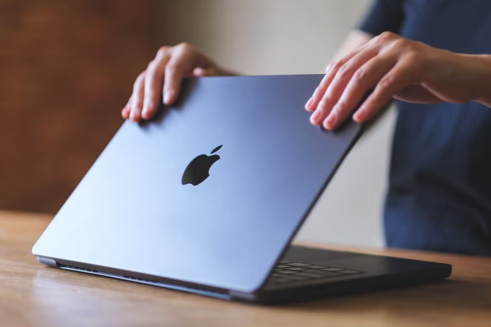 How to Prevent Your MacBook From Booting Up When Opening Its Lid (and Why)