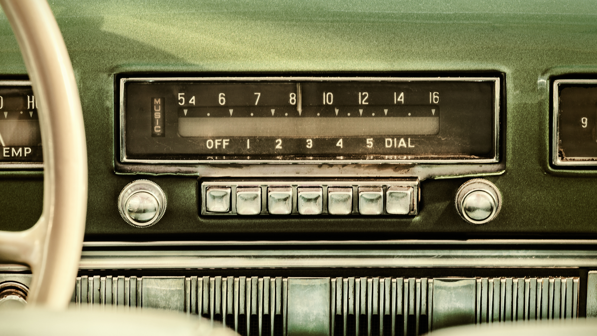 5 Reasons Old Car Stereos Were Better