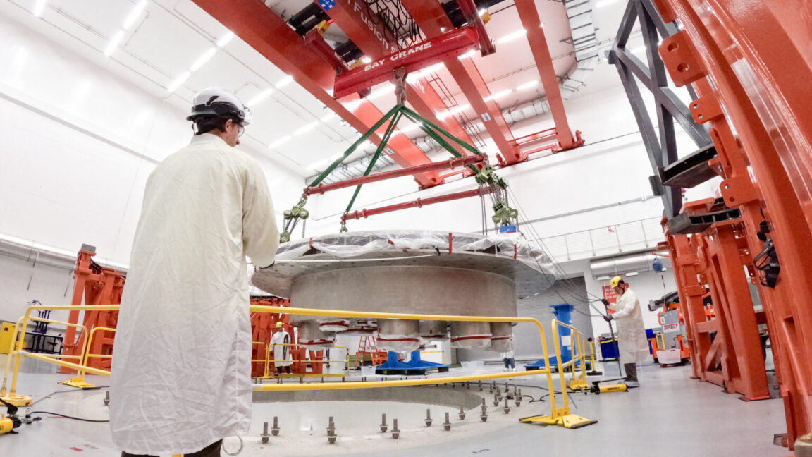 First tokamak component installed in a commercial fusion plant
